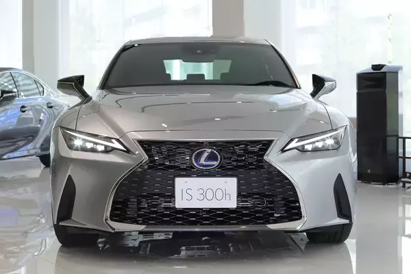 「レクサスの現行セダンモデルを紹介！　安く購入するコツや中古車相場についても解説」の画像