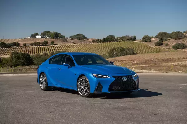 「レクサスの現行セダンモデルを紹介！　安く購入するコツや中古車相場についても解説」の画像