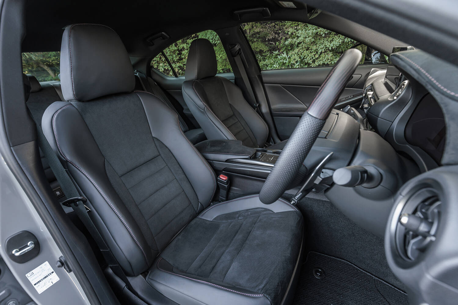 レクサスの現行セダンモデルを紹介！　安く購入するコツや中古車相場についても解説