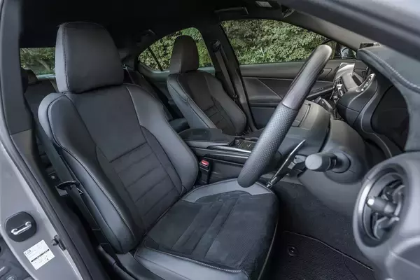 「レクサスの現行セダンモデルを紹介！　安く購入するコツや中古車相場についても解説」の画像