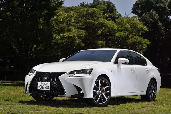 「レクサスの現行セダンモデルを紹介！　安く購入するコツや中古車相場についても解説」の画像