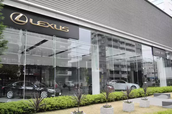 「レクサスの現行セダンモデルを紹介！　安く購入するコツや中古車相場についても解説」の画像