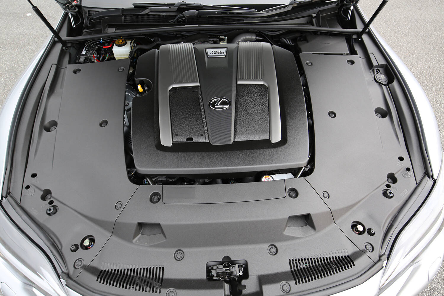 レクサスの現行セダンモデルを紹介！　安く購入するコツや中古車相場についても解説