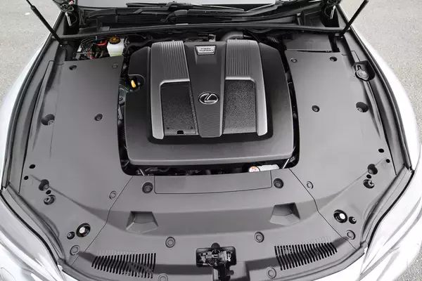 「レクサスの現行セダンモデルを紹介！　安く購入するコツや中古車相場についても解説」の画像