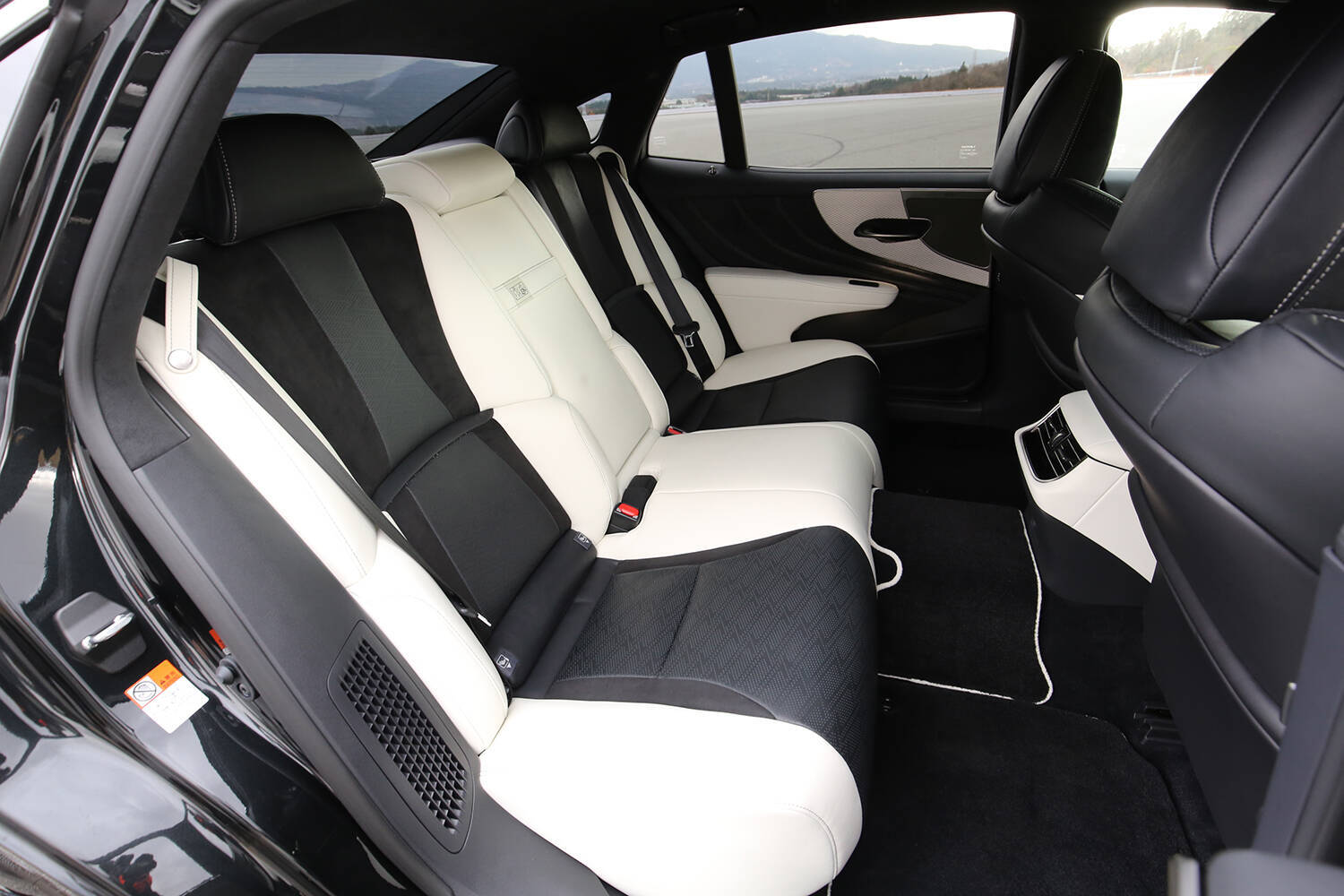 レクサスの現行セダンモデルを紹介！　安く購入するコツや中古車相場についても解説