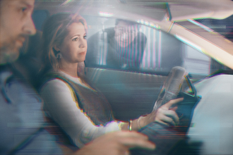 これがBMWの未来のクルマだ！　ヘッドライトとキドニーグリルが一体化した斬新スタイルの「BMW i Vision Dee」を公開