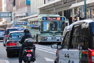 外国人だらけで激混みの京都だけに「市営バス」も大繁盛……かと思いきや赤字ってマジか！　厳しい路線バスの実態とは