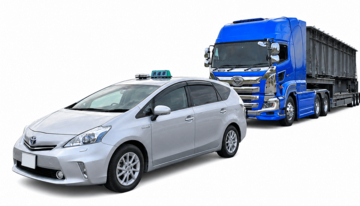 「特殊車両誘導中」のクルマに止められた！　じつは法的義務がないが絶対に譲るべき理由