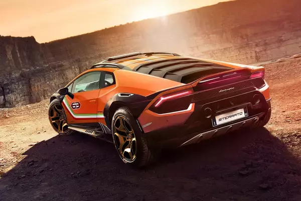 「アゲ系の波はポルシェやランボまで動かした！　SUVじゃなくて「シャコアゲ」スーパーカーをメーカーが本気で考えているワケ」の画像