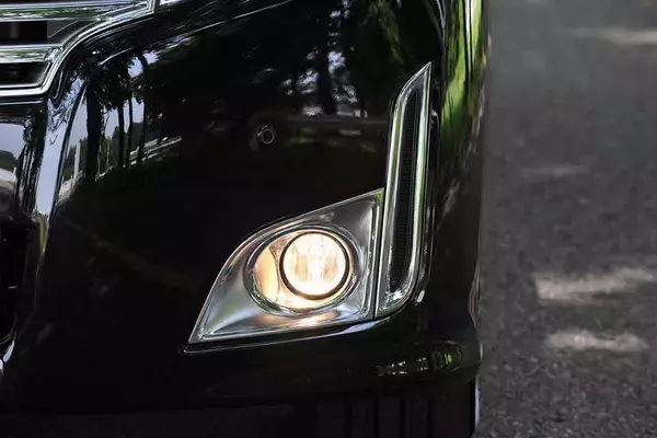 「晴天時のバックフォグ点灯は絶対やめるべき迷惑行為！　じゃあ明るさを求めて晴天時にフロントフォグを点灯するのはアリ？」の画像