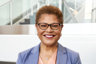 アメリカはどこへ向かう？　LAオリンピックは脱マイカー五輪を掲げてBEVのスクールバス500台を流用も路線バスはいまだエンジン車だらけという矛盾