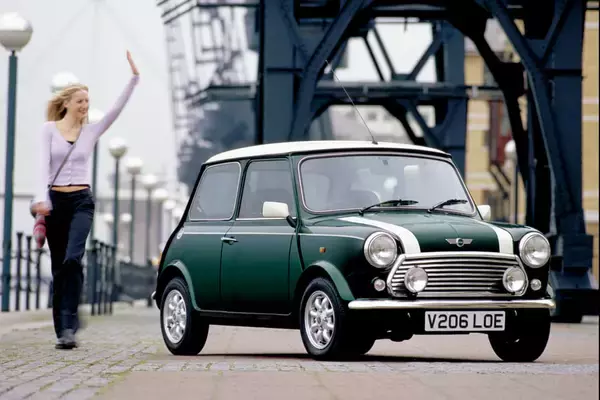 「いまの「軽自動車」より小さいだと!?　現物を見るとびっくりする「小さすぎる」普通車４台」の画像