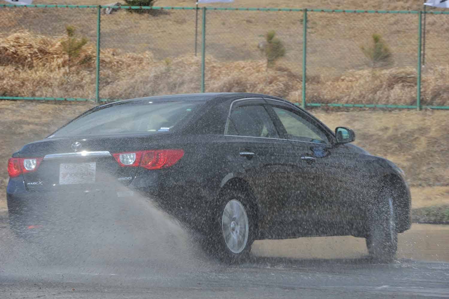 グリップが大切なレース用タイヤは溝なしのツルツル！　だったら市販車のタイヤの溝は何で必要？