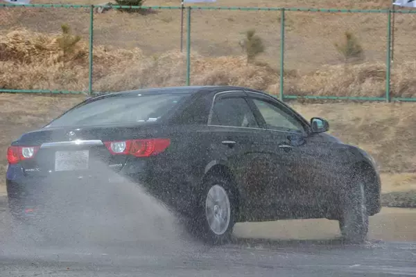 「グリップが大切なレース用タイヤは溝なしのツルツル！　だったら市販車のタイヤの溝は何で必要？」の画像