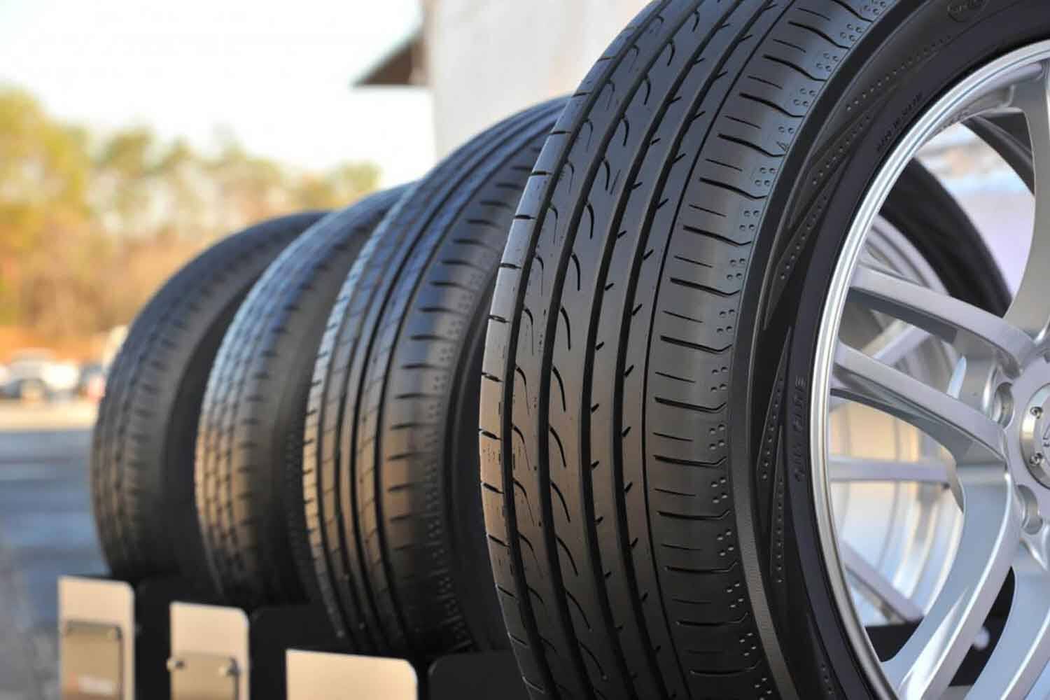 グリップが大切なレース用タイヤは溝なしのツルツル！　だったら市販車のタイヤの溝は何で必要？