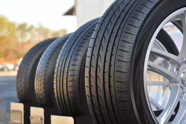 「グリップが大切なレース用タイヤは溝なしのツルツル！　だったら市販車のタイヤの溝は何で必要？」の画像