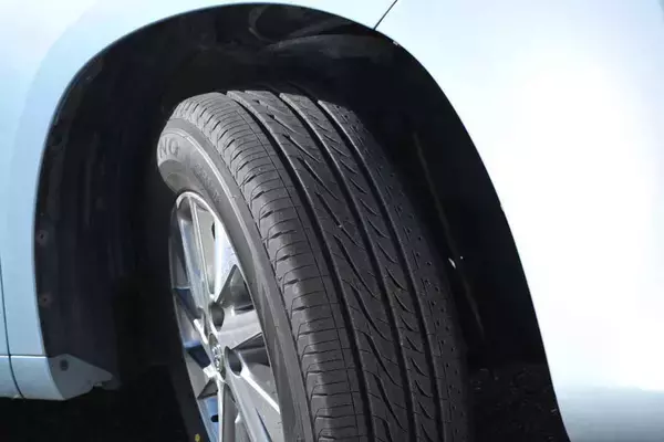 「グリップが大切なレース用タイヤは溝なしのツルツル！　だったら市販車のタイヤの溝は何で必要？」の画像