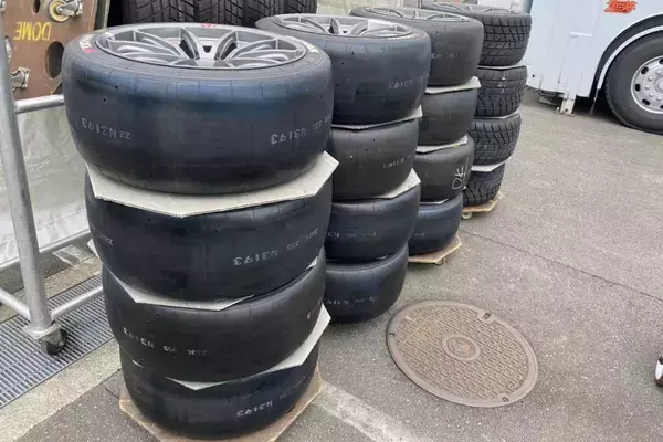 「グリップが大切なレース用タイヤは溝なしのツルツル！　だったら市販車のタイヤの溝は何で必要？」の画像