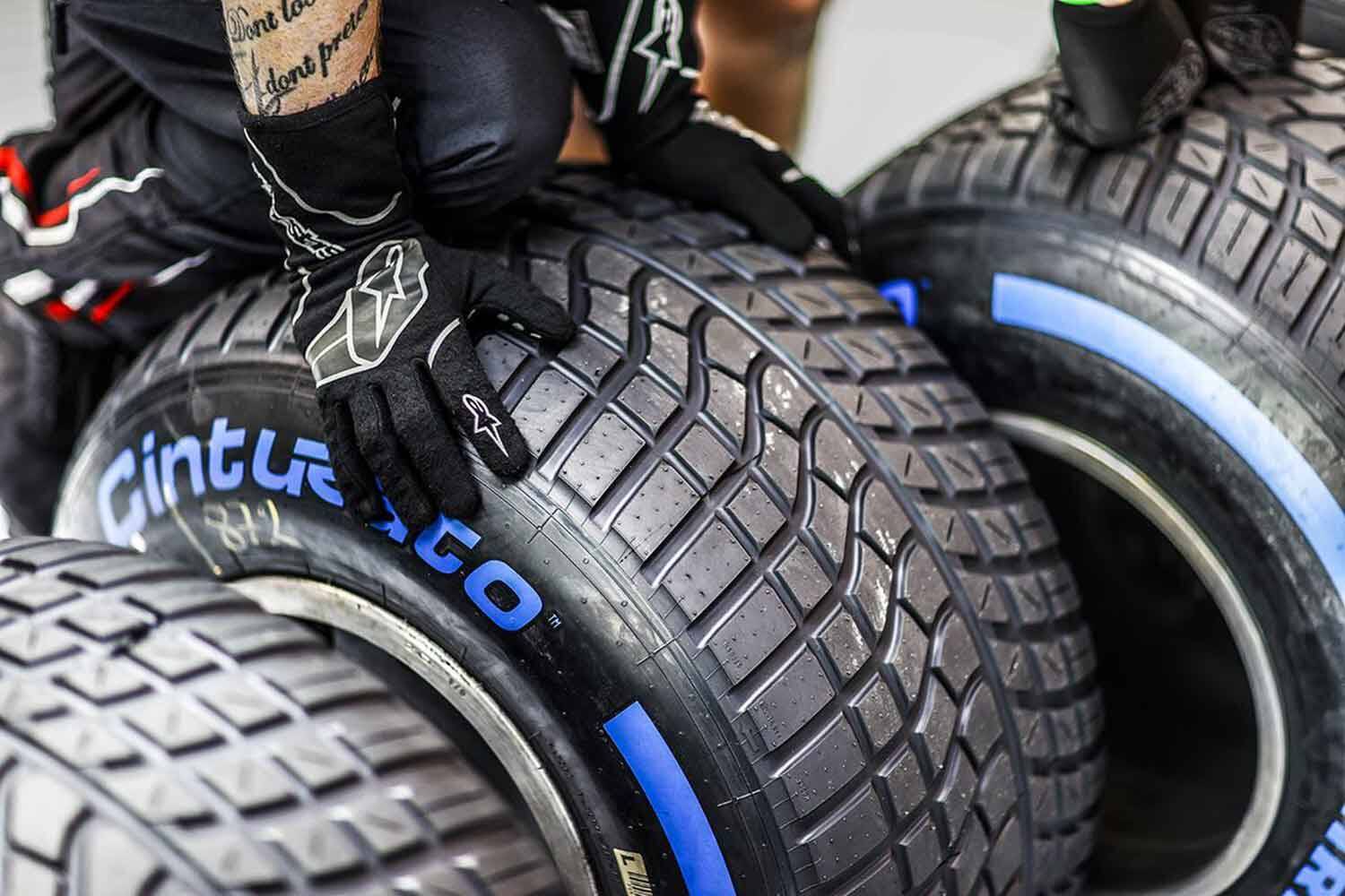 グリップが大切なレース用タイヤは溝なしのツルツル！　だったら市販車のタイヤの溝は何で必要？