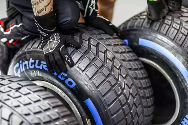 「グリップが大切なレース用タイヤは溝なしのツルツル！　だったら市販車のタイヤの溝は何で必要？」の画像