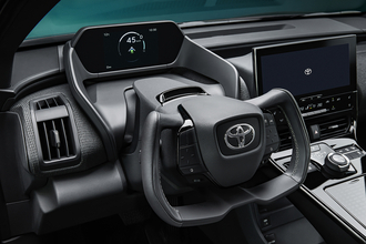 ヨーク型・Dシェイプ・六角形！　最近クルマのハンドルが「丸」じゃないけど何でもOKなの？