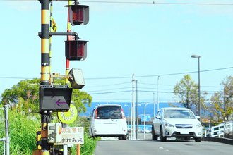 踏切内でクルマが止まっちゃった……警報が鳴り始めたけどどうればいい!?　パニくる前に知っておくべき踏切のルール