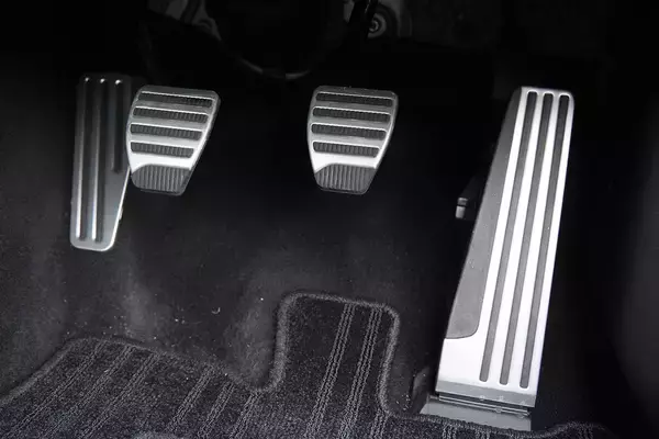 「【試乗】新型フェアレディＺは期待以上の完成度！　FRを満喫できるバカッ速スポーツカーだ」の画像