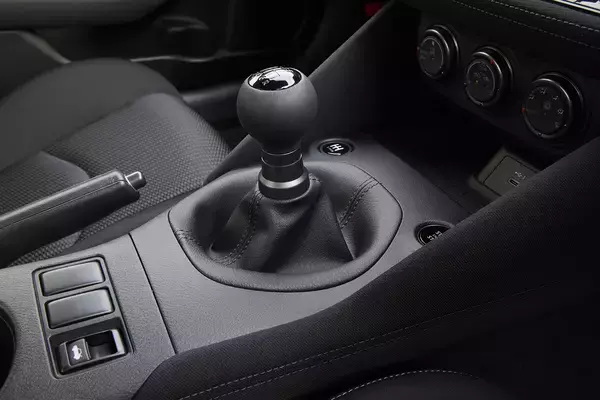 「【試乗】新型フェアレディＺは期待以上の完成度！　FRを満喫できるバカッ速スポーツカーだ」の画像