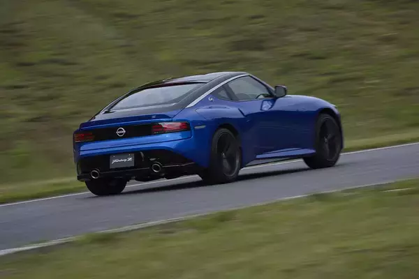 「【試乗】新型フェアレディＺは期待以上の完成度！　FRを満喫できるバカッ速スポーツカーだ」の画像