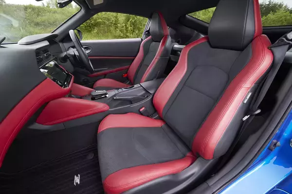 「【試乗】新型フェアレディＺは期待以上の完成度！　FRを満喫できるバカッ速スポーツカーだ」の画像