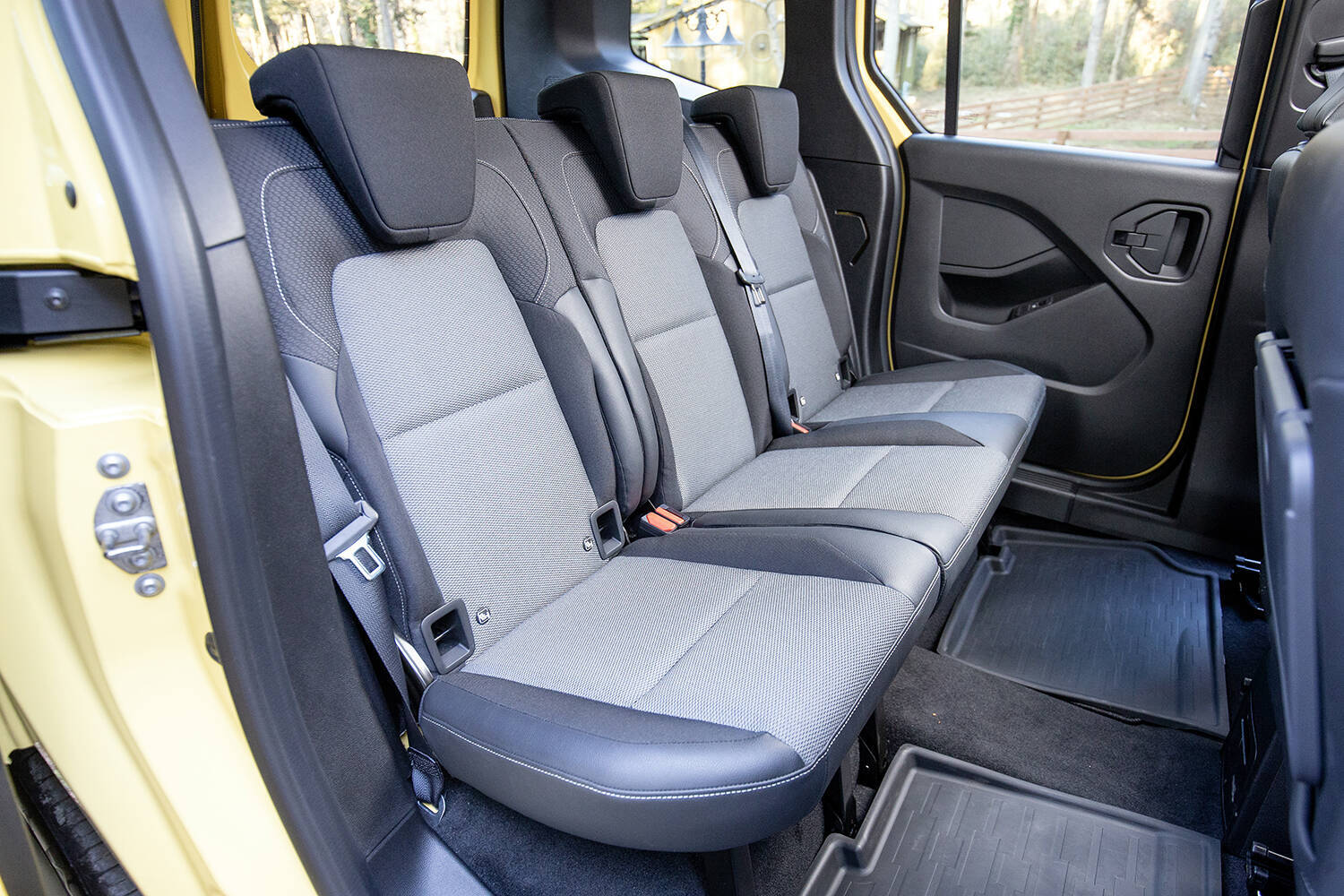 普通の値段なのに漂う「タダモノじゃない感」！　高級車乗りにマウントを取られないクルマ５台