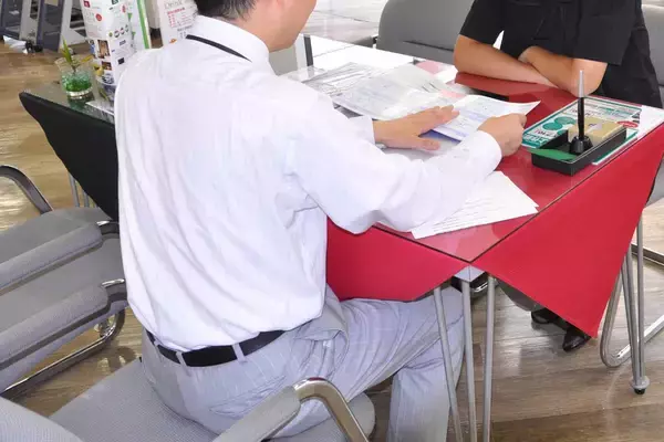 「納車が年単位待ちの超人気車も発売と同時に乗ってる人はいる！　いの１番にクルマを手に入れるには「見る前にハンコ」だった」の画像