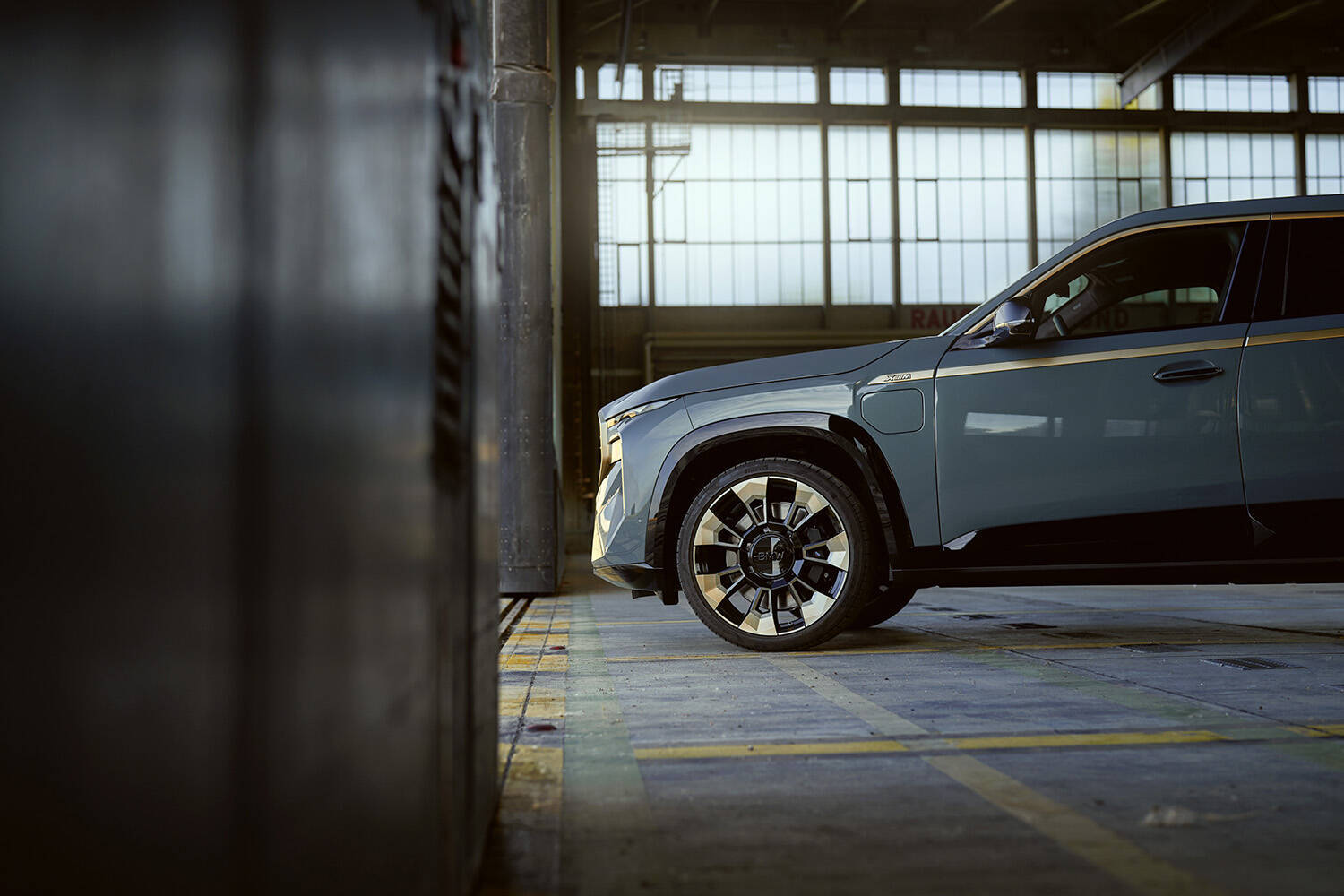 「M」の名を冠した超ハイパフォーマンスなSUVが登場！　650馬力以上を発揮するSUV「BMW XM」はサーキットもOKだ