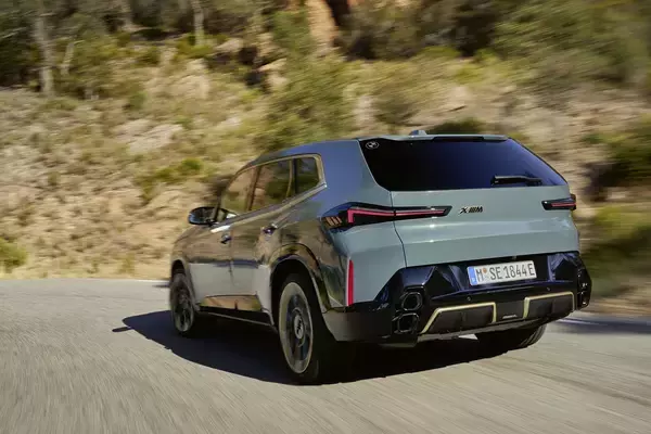 「「M」の名を冠した超ハイパフォーマンスなSUVが登場！　650馬力以上を発揮するSUV「BMW XM」はサーキットもOKだ」の画像