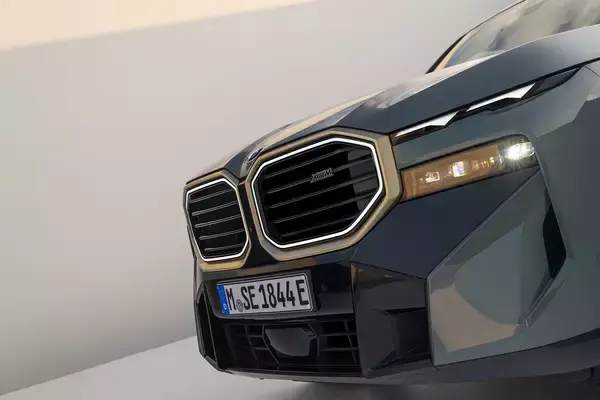 「「M」の名を冠した超ハイパフォーマンスなSUVが登場！　650馬力以上を発揮するSUV「BMW XM」はサーキットもOKだ」の画像