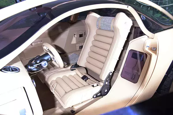 「野性味溢れるこれが未来のマイバッハだ！　世界に１台のコンセプトモデル「Project MAYBACH」をメルセデス ミー東京にて特別展示」の画像