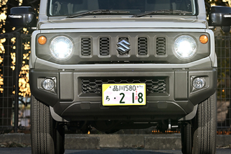 確かに輸入車に日本のナンバーってダサいけど……海外ナンバーの上に日本のナンバーを重ねづけって問題ないの？