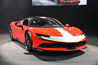 初任給でドリンクホルダーすら買えないだと？　フェラーリのオプション価格を見てると金銭感覚がバグる