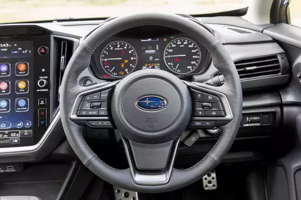 「見た目はそんなに変わらずも「改名」は伊達じゃない！　「XV」改め「クロストレック」の地味にスゴイ中身を徹底解説」の画像