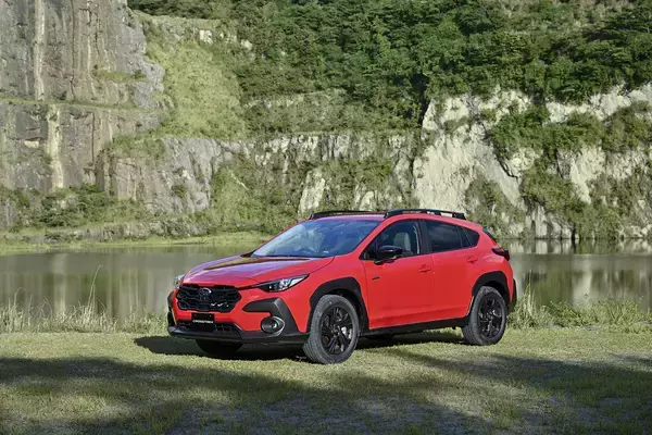 「見た目はそんなに変わらずも「改名」は伊達じゃない！　「XV」改め「クロストレック」の地味にスゴイ中身を徹底解説」の画像