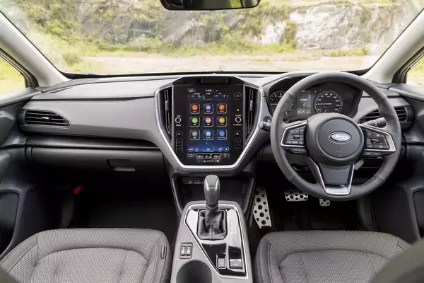 「見た目はそんなに変わらずも「改名」は伊達じゃない！　「XV」改め「クロストレック」の地味にスゴイ中身を徹底解説」の画像