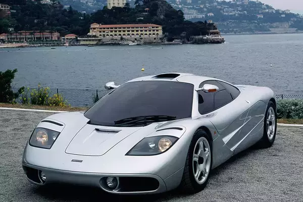 「スーパーカーより凄いハイパーカーより上のメガカーって何？　「ハイパフォーマンス車」のインフレが止まらない事態になっていた」の画像