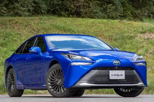 「ドッチもセダンなのになぜ設定？　MIRAIがあるのにクラウンセダンにも燃料電池車をラインアップした理由」の画像
