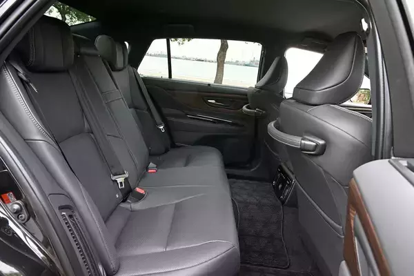 「ドッチもセダンなのになぜ設定？　MIRAIがあるのにクラウンセダンにも燃料電池車をラインアップした理由」の画像