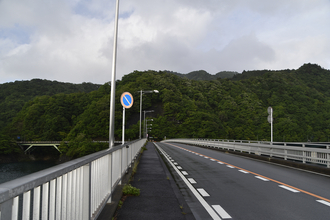 行き止まりに突進する事故が頻発する謎の丁字路！　心霊現象まで噂される「やまびこ大橋交差点」で何が起こっているのか？