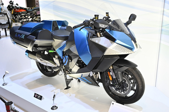 EVに水素にAIで学習するバイクってどういうこっちゃ！　２輪車の世界も４輪に負けず劣らずもの凄いことになっていた!!　【ジャパンモビリティショー2025】