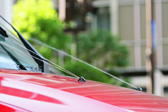 走行中のウォッシャー液使用は後続車への嫌がらせ？　残念ながら違法性はないものの使い方は考慮すべき