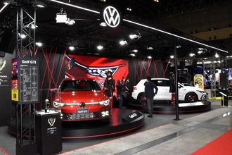 ゴルフGTIオーナー注目のエッティンガーのエアロは購入可能！　紅白の２台が鎮座するVWブース【東京オートサロン2022】
