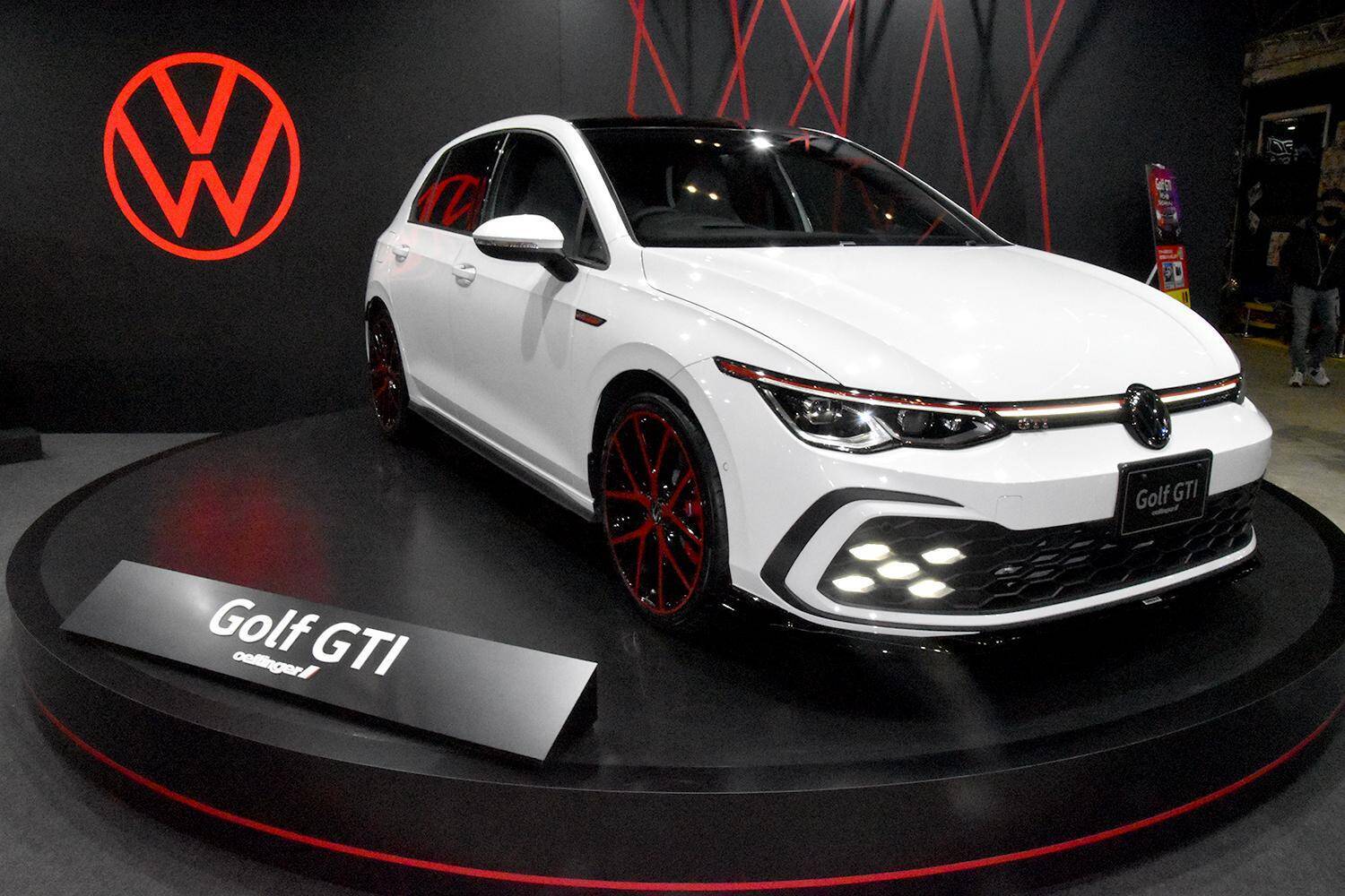 ゴルフGTIオーナー注目のエッティンガーのエアロは購入可能！　紅白の２台が鎮座するVWブース【東京オートサロン2022】