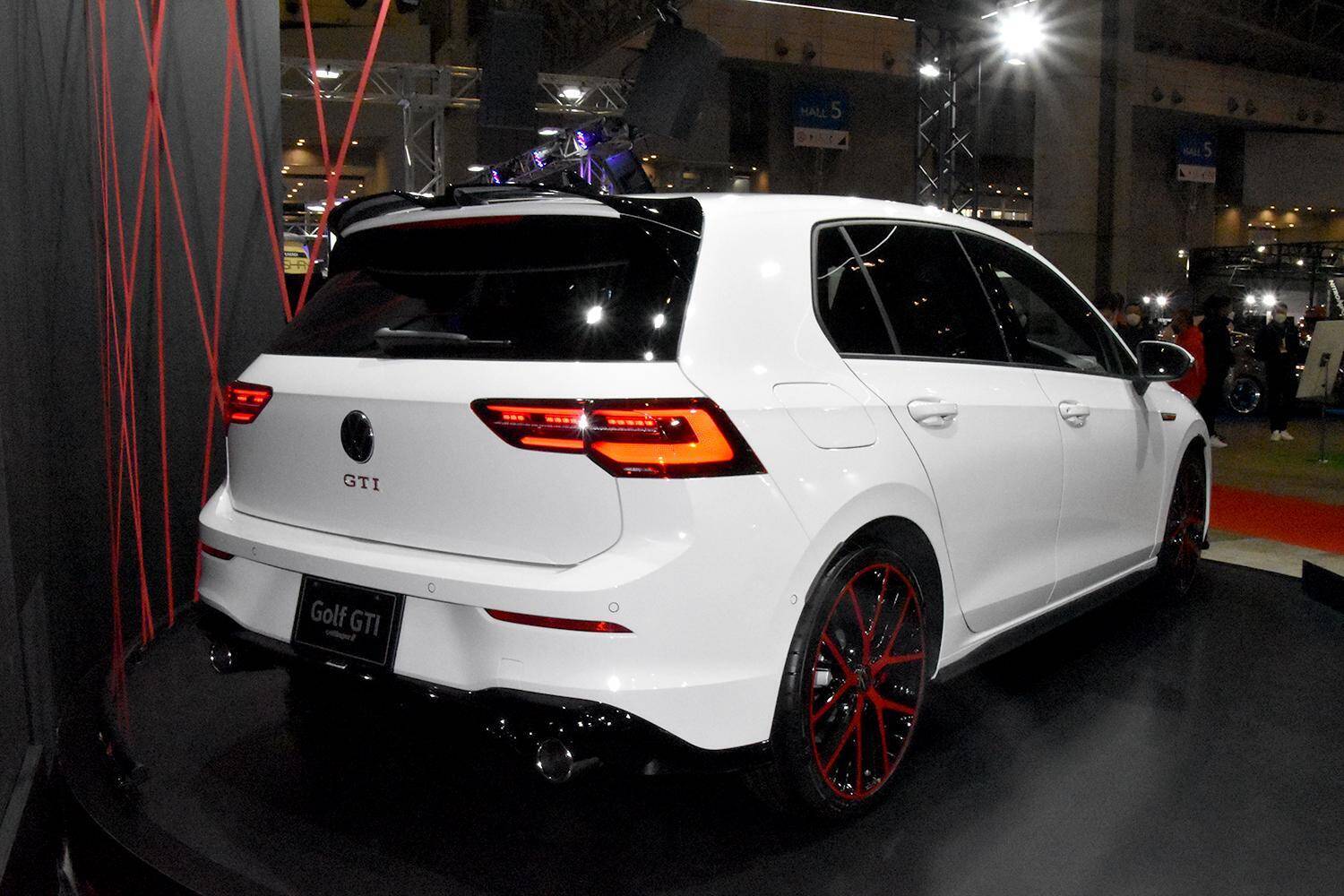 ゴルフGTIオーナー注目のエッティンガーのエアロは購入可能！　紅白の２台が鎮座するVWブース【東京オートサロン2022】